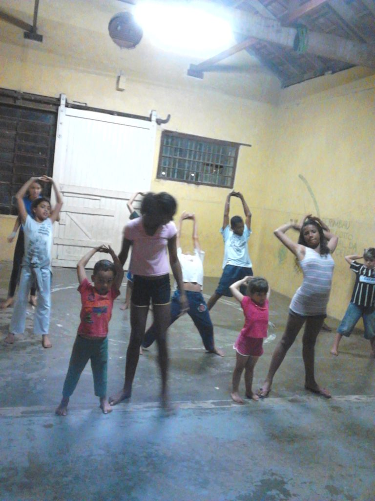 Capoeira para crianças no projeto Caeté