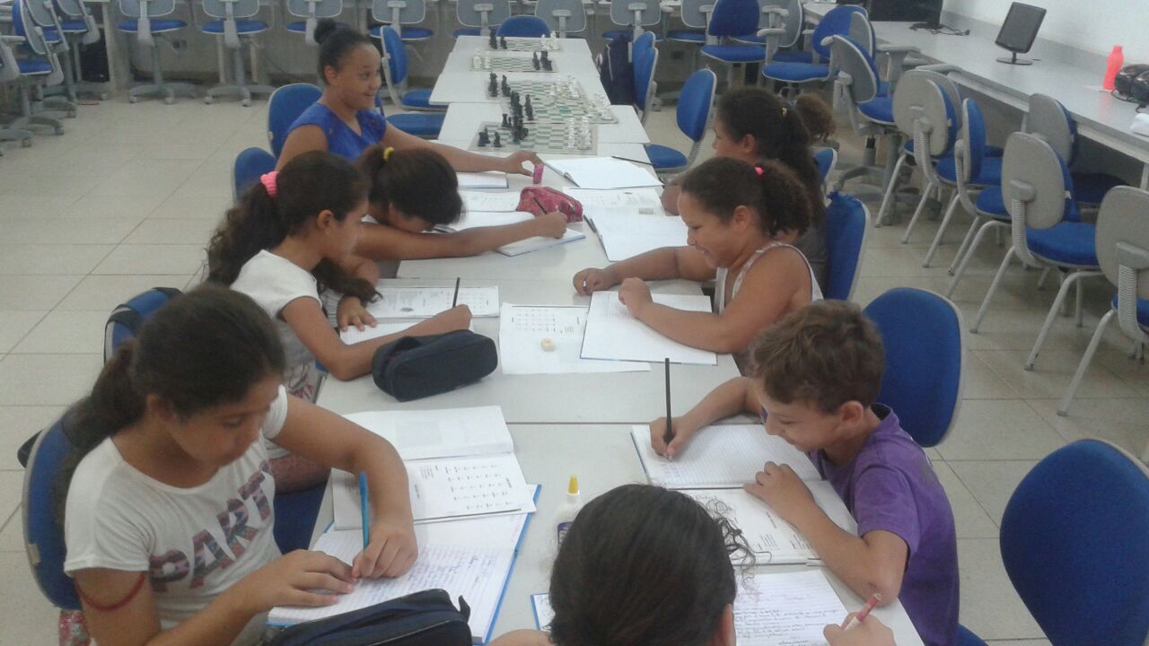 Escola tem aulas de espanhol pelo Projeto Caeté